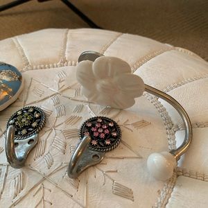 🎉SOLD🎉 Anthropologie White Floral Hook. 1 Hook Only